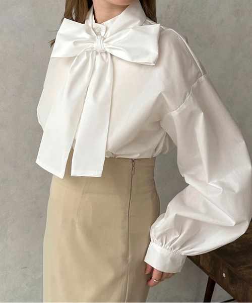 apres jour clair（アプレジュールクレア）の「【apres jour clair】ボウタイ付ブラウス【ZOZOTOWN限定アイテム】（シャツ/ブラウス・レディース・ライトグレー/オフホワイト/オレンジ系その他・X-LARGE/フリー）」の2枚目の写真