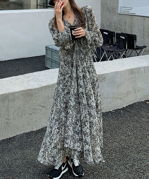 Primazel（プリマゼル）の「総柄ロングシフォンワンピース（ワンピース・レディース・ブラック系その他・M）」の2枚目の写真