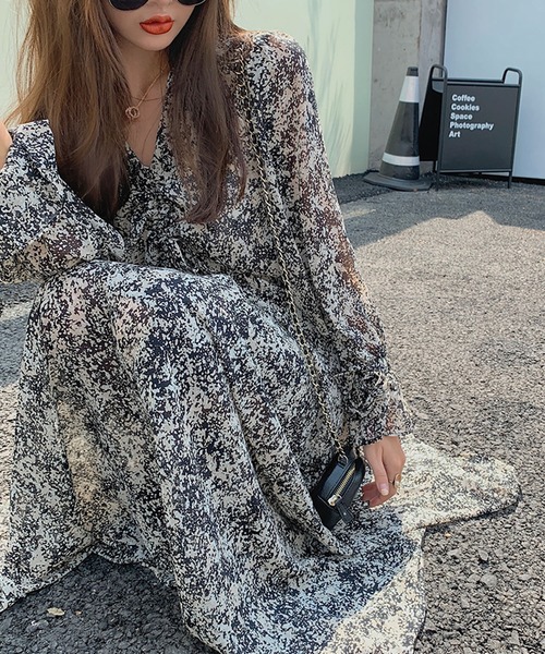 Primazel（プリマゼル）の「総柄ロングシフォンワンピース（ワンピース・レディース・ブラック系その他・M）」の3枚目の写真