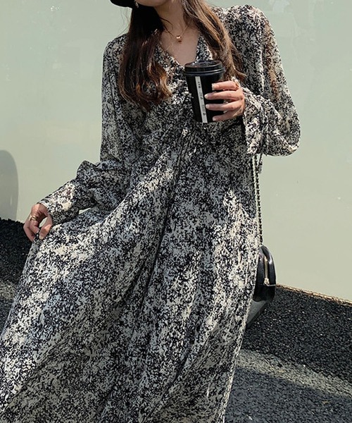 Primazel（プリマゼル）の「総柄ロングシフォンワンピース（ワンピース・レディース・ブラック系その他・M）」の4枚目の写真