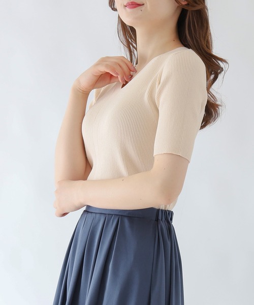TRUDEA(トルディア)の「総針ランダムリブVネックニット(ニット/セーター・レディース・ホワイト×ネイビー/ホワイト×ブラック/ミント/ホワイト/ベージュ/モカ/ブラック/ブルーグリーン・MEDIUM/LARGE)」の6枚目の写真