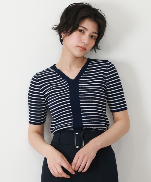 TRUDEA(トルディア)の「総針ランダムリブVネックニット(ニット/セーター・レディース・ホワイト×ネイビー/ホワイト×ブラック/ミント/ホワイト/ベージュ/モカ/ブラック/ブルーグリーン・MEDIUM/LARGE)」の2枚目の写真