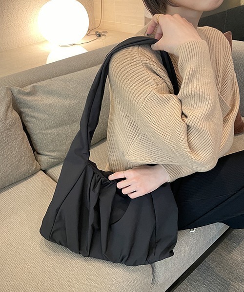 SEN TOKYO(セントーキョー)の「ビッグサイズでコーディネートのポイントに♪ギャザーワンショルダーバック(ショルダーバッグ・レディース・グリーン/ホワイト/ブラック・FREE)」の18枚目の写真