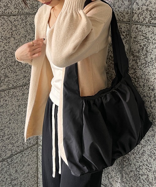 SEN TOKYO(セントーキョー)の「ビッグサイズでコーディネートのポイントに♪ギャザーワンショルダーバック(ショルダーバッグ・レディース・グリーン/ホワイト/ブラック・FREE)」の20枚目の写真