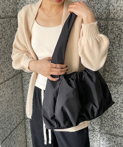 SEN TOKYO(セントーキョー)の「ビッグサイズでコーディネートのポイントに♪ギャザーワンショルダーバック(ショルダーバッグ・レディース・グリーン/ホワイト/ブラック・FREE)」の21枚目の写真