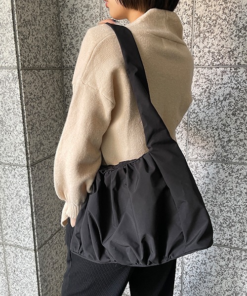 SEN TOKYO(セントーキョー)の「ビッグサイズでコーディネートのポイントに♪ギャザーワンショルダーバック(ショルダーバッグ・レディース・グリーン/ホワイト/ブラック・FREE)」の22枚目の写真