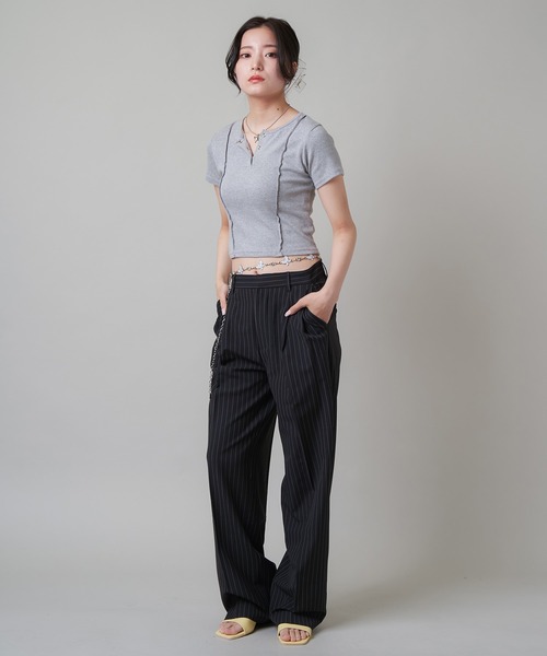 SPINNS（スピンズ）の「2タックストライプデザイン ストレートパンツ（スラックス・レディース・チャコール/ブラック・S/M）」の4枚目の写真