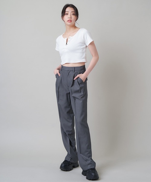 SPINNS（スピンズ）の「2タックストライプデザイン ストレートパンツ（スラックス・レディース・チャコール/ブラック・S/M）」の3枚目の写真