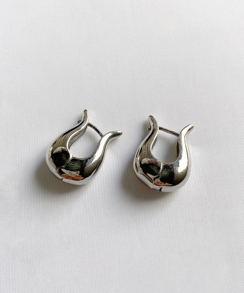 Crisp（クリスプ）の「ペタルフープピアス（ピアス（両耳用）・レディース・シルバー・FREE）」の4枚目の写真