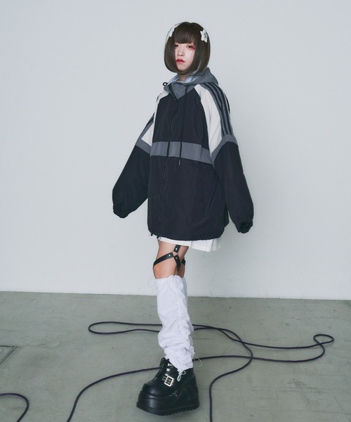 WEGO（ウィゴー）の「WEGO/【一部店限定】バイカラーラインウィンドブレーカー（マウンテンパーカー・レディース・ブラック・FREE）」の4枚目の写真