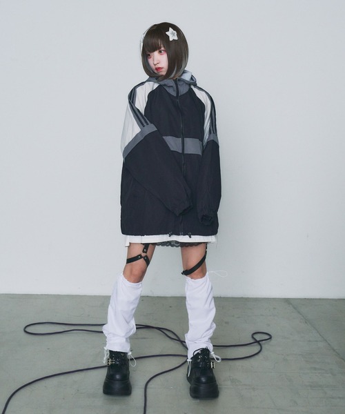 WEGO（ウィゴー）の「WEGO/【一部店限定】バイカラーラインウィンドブレーカー（マウンテンパーカー・レディース・ブラック・FREE）」の2枚目の写真