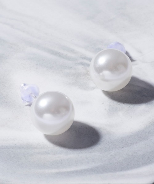 MAISON BREEZE(メゾンブリーズ)の「【MAISON BREEZE】シンプルパールピアス KNF049 ※(ピアス(両耳用)・レディース・ブラック/ホワイト・FREE)」の1枚目の写真