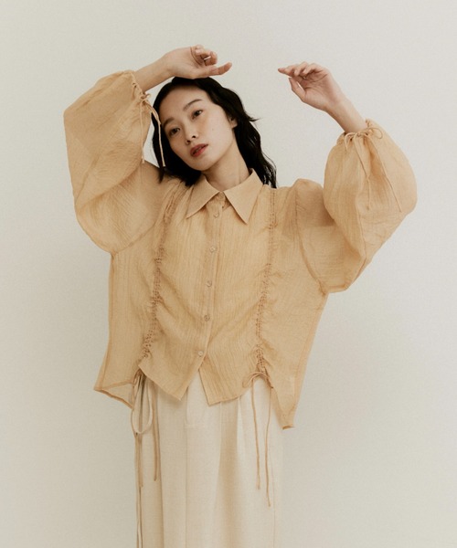 moi tytto（モイテュット）の「ドロストギャザーシアーシャツブラウス（シャツ/ブラウス・レディース・ベージュ/ナチュラル・FREE）」の2枚目の写真
