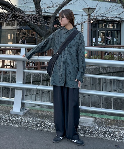 feepur(フェピュール)の「ニュアンスフラワーシアーシャツ(シャツ/ブラウス・レディース・ブラック/オフホワイト/グリーン・MEDIUM)」の5枚目の写真