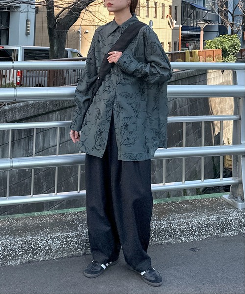 feepur(フェピュール)の「ニュアンスフラワーシアーシャツ(シャツ/ブラウス・レディース・ブラック/オフホワイト/グリーン・MEDIUM)」の4枚目の写真