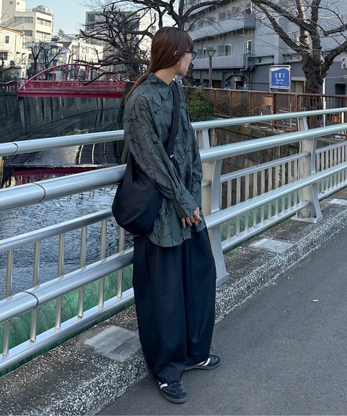 feepur(フェピュール)の「ニュアンスフラワーシアーシャツ(シャツ/ブラウス・レディース・ブラック/オフホワイト/グリーン・MEDIUM)」の6枚目の写真