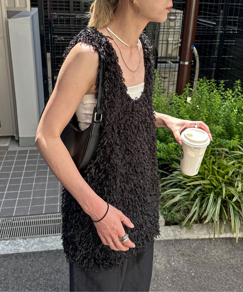 feepur（フェピュール）の「フリンジフェザーUネックベスト（ベスト・レディース・オフホワイト/ブラック・MEDIUM）」の2枚目の写真