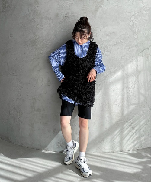 feepur（フェピュール）の「フリンジフェザーUネックベスト（ベスト・レディース・オフホワイト/ブラック・MEDIUM）」の4枚目の写真