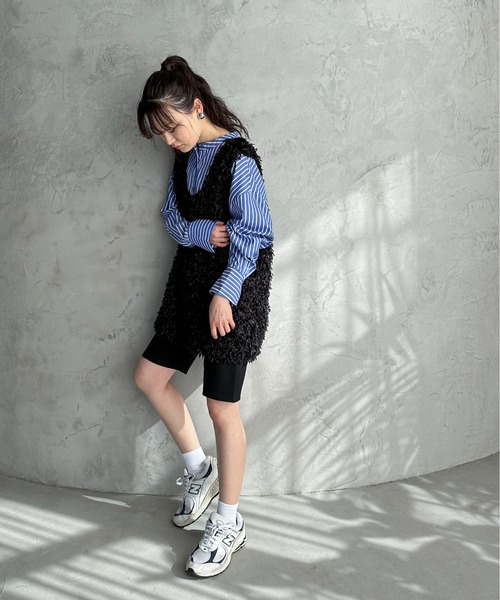 feepur（フェピュール）の「フリンジフェザーUネックベスト（ベスト・レディース・オフホワイト/ブラック・MEDIUM）」の7枚目の写真