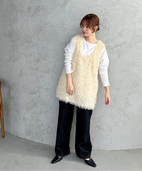 feepur（フェピュール）の「フリンジフェザーUネックベスト（ベスト・レディース・オフホワイト/ブラック・MEDIUM）」の16枚目の写真