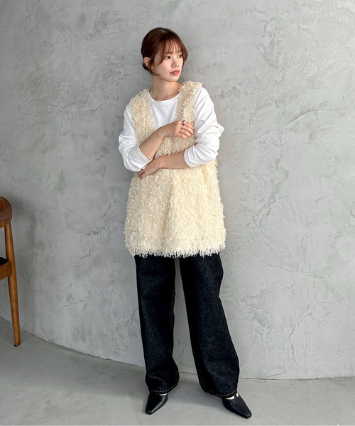 feepur（フェピュール）の「フリンジフェザーUネックベスト（ベスト・レディース・オフホワイト/ブラック・MEDIUM）」の11枚目の写真