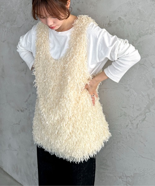 feepur（フェピュール）の「フリンジフェザーUネックベスト（ベスト・レディース・オフホワイト/ブラック・MEDIUM）」の19枚目の写真
