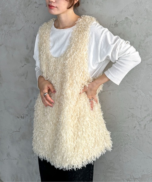 feepur（フェピュール）の「フリンジフェザーUネックベスト（ベスト・レディース・オフホワイト/ブラック・MEDIUM）」の14枚目の写真