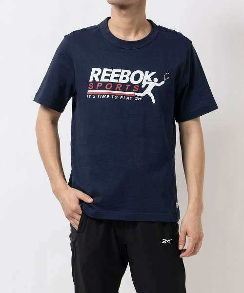 Reebok(リーボック)の「グラフィック Tシャツ / COURT SPORT GRAPHIC TEE(Tシャツ/カットソー・メンズ・グレー/オフホワイト/ネイビー・LARGE/MEDIUM/SMALL/XX-LARGE/X-LARGE)」の3枚目の写真