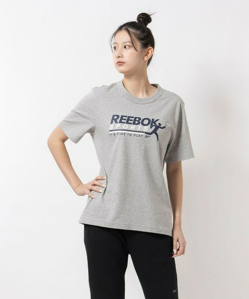Reebok(リーボック)の「グラフィック Tシャツ / COURT SPORT GRAPHIC TEE(Tシャツ/カットソー・メンズ・グレー/オフホワイト/ネイビー・LARGE/MEDIUM/SMALL/XX-LARGE/X-LARGE)」の2枚目の写真