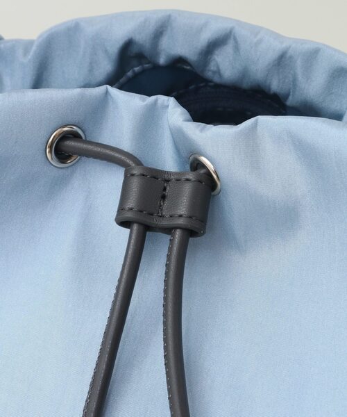 CONVERSE TOKYO（コンバーストウキョウ）の「ONEHANDLE GATHERD DRAWSTRING BAG（ショルダーバッグ・レディース・ブルー/ベージュ/ブラック・FREE）」の10枚目の写真