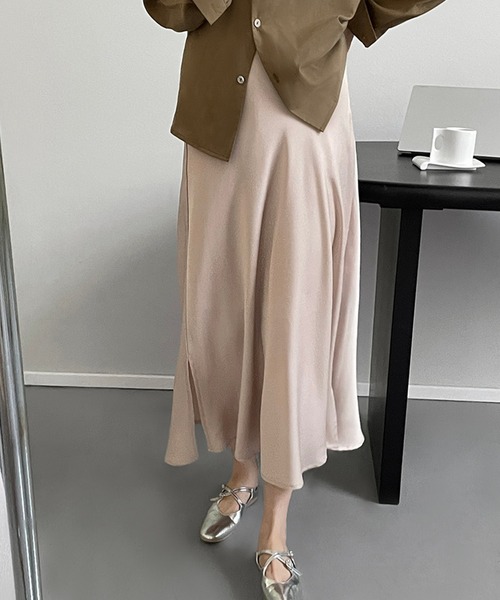 aimoha(アイモハ)の「フェミニンサテンロング丈スカート(スカート・レディース・ブラック/ベージュ/パープル・MEDIUM/LARGE)」の16枚目の写真