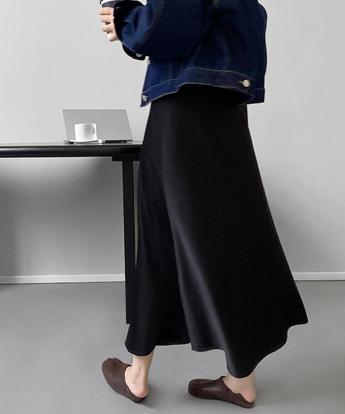 aimoha(アイモハ)の「フェミニンサテンロング丈スカート(スカート・レディース・ブラック/ベージュ/パープル・MEDIUM/LARGE)」の6枚目の写真