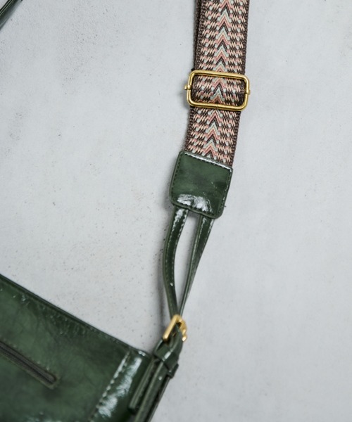 MERLOT（メルロー）の「デザインショルダースクエアバッグ（ショルダーバッグ・レディース・ブラウン/グリーン/ブラック・FREE）」の5枚目の写真