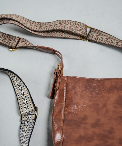 MERLOT（メルロー）の「デザインショルダースクエアバッグ（ショルダーバッグ・レディース・ブラウン/グリーン/ブラック・FREE）」の4枚目の写真