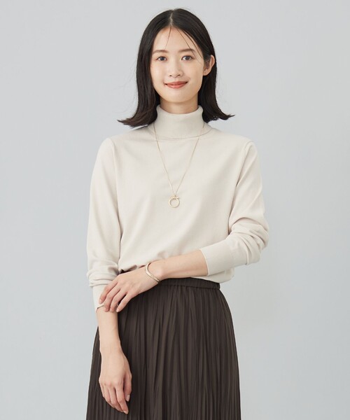 J.PRESS Ladies（J.プレス レディス）の「【ご好評につき新色追加！・WEB限定カラーあり・洗える】PRINCE タートルネック ニット（ニット/セーター・レディース・ホワイト系/ベージュ系1/イエロー系/ブラック系/ダルブルー系/ベージュ系/ライトグレー系/ピンク系/サックスブルー系/ライトイエロー系/ライトグリーン系・SMALL）」の5枚目の写真