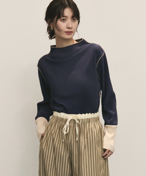 MERLOT(メルロー)の「プリーツバイカラーハイネックカットソー(Tシャツ/カットソー・レディース・ブラック/アイボリー/ネイビー・FREE)」の8枚目の写真