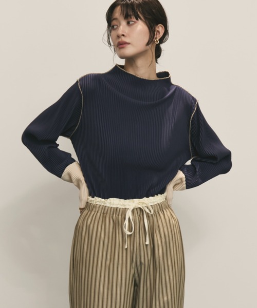 MERLOT(メルロー)の「プリーツバイカラーハイネックカットソー(Tシャツ/カットソー・レディース・ブラック/アイボリー/ネイビー・FREE)」の11枚目の写真