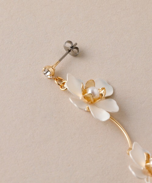 ecru〉 フラワーピアス（ピアス（両耳用））｜CALIN STANDARD