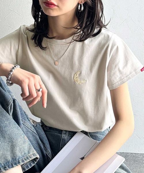 classicalelf（クラシカルエルフ）の「オーガニックコットン100%。胸元ラメ糸ワンポイント刺繍 無地＆ボーダー柄Tシャツ（半袖）（Tシャツ/カットソー・レディース・ホワイト×ブラック/グレイッシュベージュ/ブラック/ホワイト・X-LARGE/SMALL/MEDIUM/LARGE）」の4枚目の写真