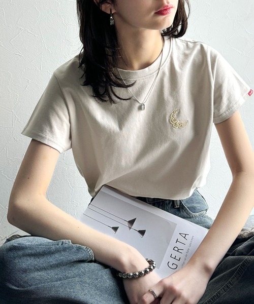 classicalelf（クラシカルエルフ）の「オーガニックコットン100%。胸元ラメ糸ワンポイント刺繍 無地＆ボーダー柄Tシャツ（半袖）（Tシャツ/カットソー・レディース・ホワイト×ブラック/グレイッシュベージュ/ブラック/ホワイト・X-LARGE/SMALL/MEDIUM/LARGE）」の12枚目の写真