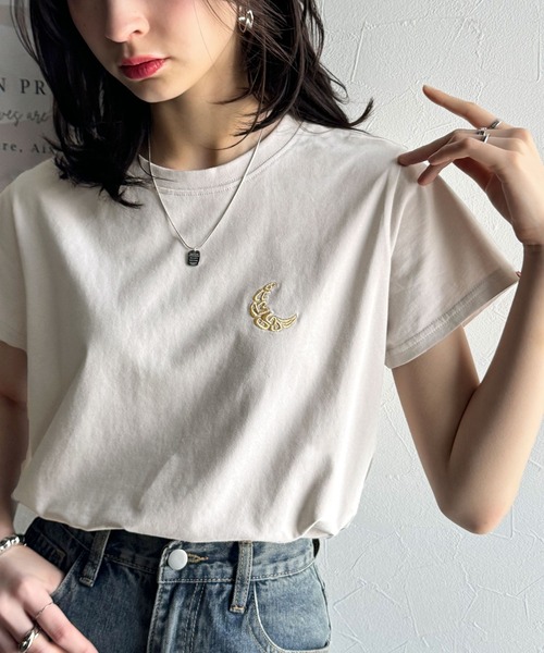 classicalelf（クラシカルエルフ）の「オーガニックコットン100%。胸元ラメ糸ワンポイント刺繍 無地＆ボーダー柄Tシャツ（半袖）（Tシャツ/カットソー・レディース・ホワイト×ブラック/グレイッシュベージュ/ブラック/ホワイト・X-LARGE/SMALL/MEDIUM/LARGE）」の14枚目の写真