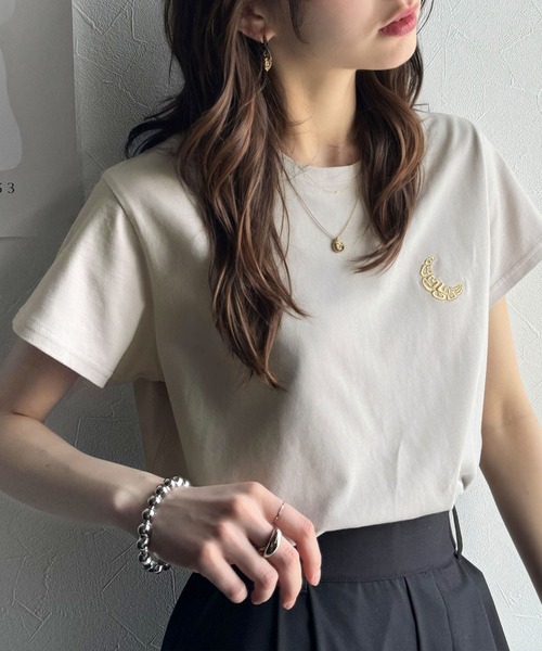 classicalelf（クラシカルエルフ）の「オーガニックコットン100%。胸元ラメ糸ワンポイント刺繍 無地＆ボーダー柄Tシャツ（半袖）（Tシャツ/カットソー・レディース・ホワイト×ブラック/グレイッシュベージュ/ブラック/ホワイト・X-LARGE/SMALL/MEDIUM/LARGE）」の15枚目の写真