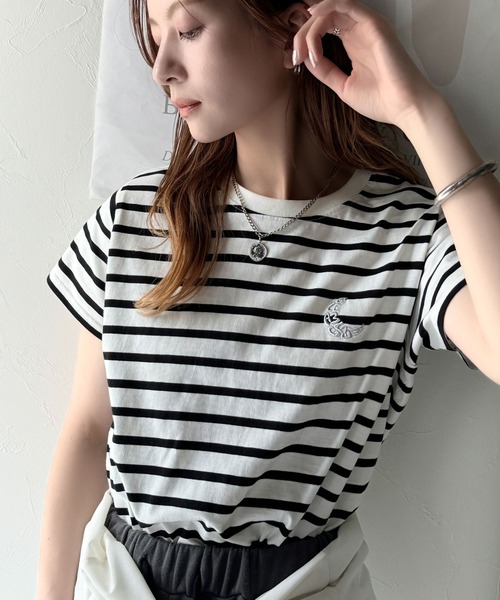 classicalelf（クラシカルエルフ）の「オーガニックコットン100%。胸元ラメ糸ワンポイント刺繍 無地＆ボーダー柄Tシャツ（半袖）（Tシャツ/カットソー・レディース・ホワイト×ブラック/グレイッシュベージュ/ブラック/ホワイト・X-LARGE/SMALL/MEDIUM/LARGE）」の10枚目の写真
