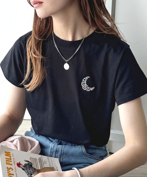classicalelf（クラシカルエルフ）の「オーガニックコットン100%。胸元ラメ糸ワンポイント刺繍 無地＆ボーダー柄Tシャツ（半袖）（Tシャツ/カットソー・レディース・ホワイト×ブラック/グレイッシュベージュ/ブラック/ホワイト・X-LARGE/SMALL/MEDIUM/LARGE）」の20枚目の写真