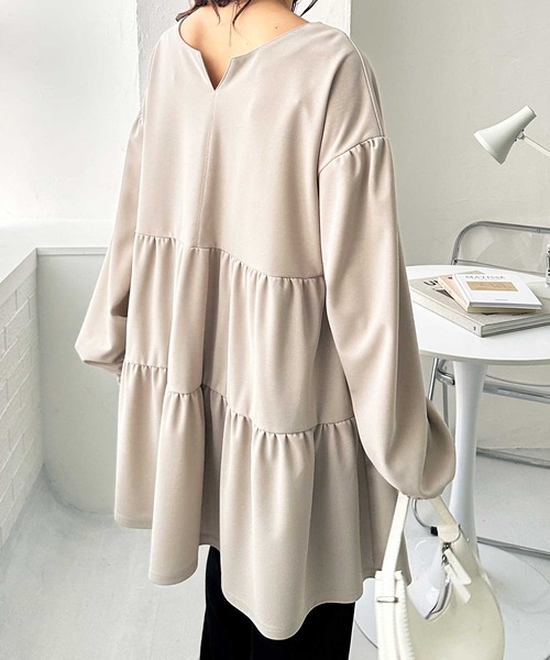 GeeRA（ジーラ）の「春 にぴったり。前後2WAYボリュームティアードチュニック（シャツ/ブラウス・レディース・サンドグレー/ブラック/オフホワイト・LARGE/X-LARGE/MEDIUM）」の13枚目の写真