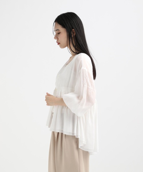 STERNBERG(スタンバーグ)の「ヴィスコースギャザーブラウス(シャツ/ブラウス・レディース・ホワイト/ブラック・MEDIUM/LARGE)」の5枚目の写真