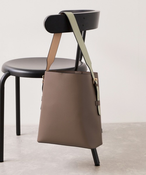 VIS(ビス)の「【新色追加】【A4収納】リバーシブルハンドルワンショルダーバッグ(トートバッグ・レディース・ブラック/ライトグレー/ベージュ系その他/イエロー系その他3/ブラウン/グレー系その他・FREE)」の1枚目の写真