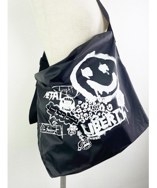 WORLD WIDE LOVE!（ワールドワイドラブ）の「LIBRTY ショルダーバック（ショルダーバッグ・レディース・ベージュ/ブラック/カーキ・FREE）」の4枚目の写真