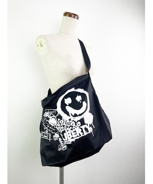 WORLD WIDE LOVE!（ワールドワイドラブ）の「LIBRTY ショルダーバック（ショルダーバッグ・レディース・ベージュ/ブラック/カーキ・FREE）」の5枚目の写真