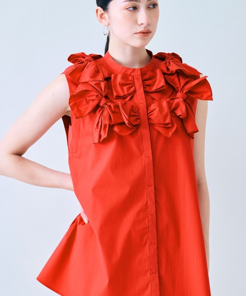 Audie a Muses（オーディアミューズ）の「共生地リボンモチーフノースリーブブラウス（シャツ/ブラウス・レディース・レッド/ブラック/オフホワイト・42/38）」の3枚目の写真
